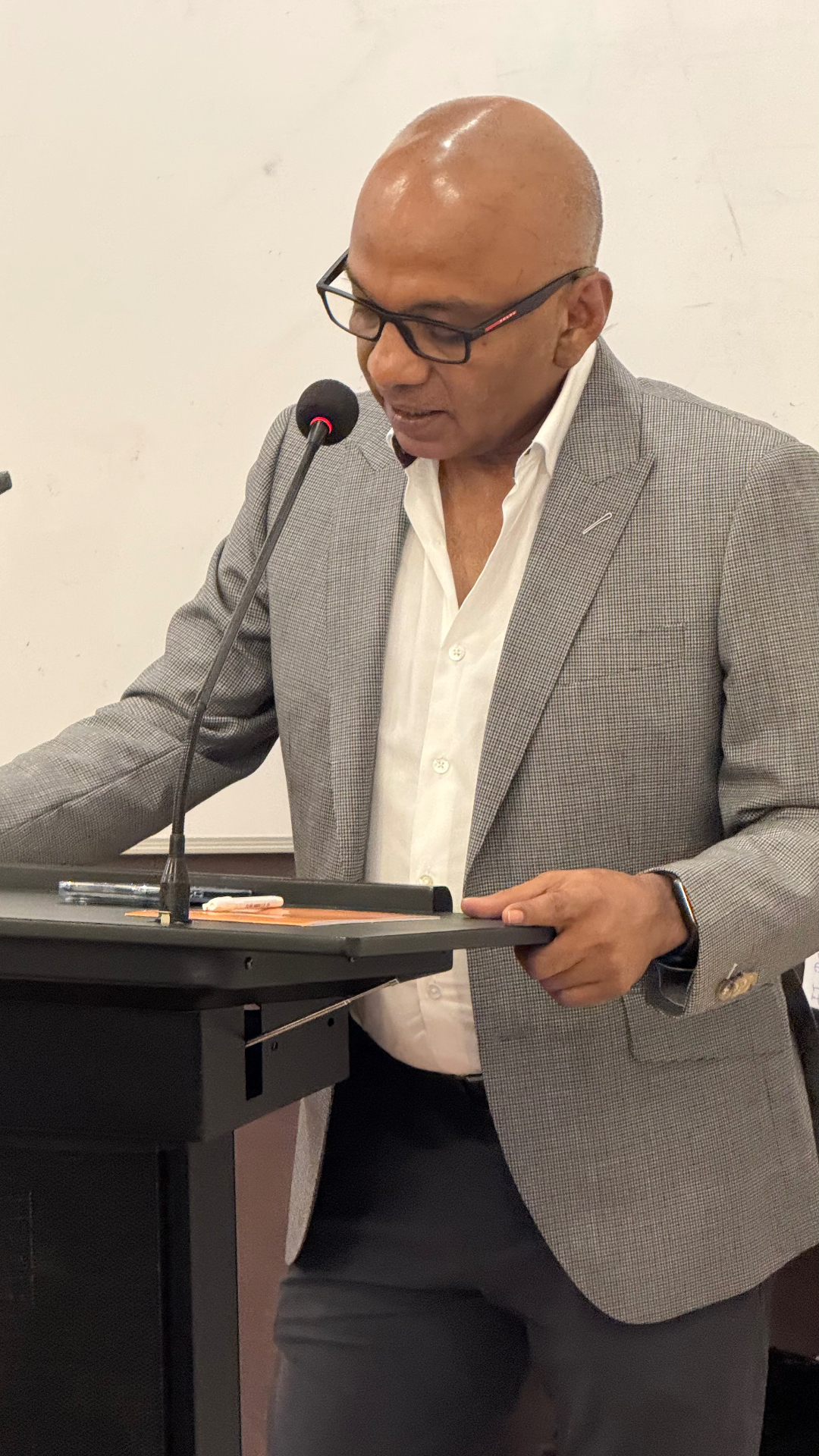 Fazil M. Hussain, President of the Sri Lanka Padel Federation, speaking at the podium